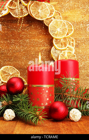 Zwei Kerzen, Weihnachtsschmuck, auf goldenem Hintergrund Stockfoto