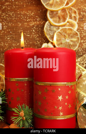 Zwei Kerzen, Weihnachtsschmuck, auf goldenem Hintergrund Stockfoto