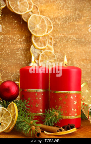 Zwei Kerzen, Weihnachtsschmuck, auf goldenem Hintergrund Stockfoto