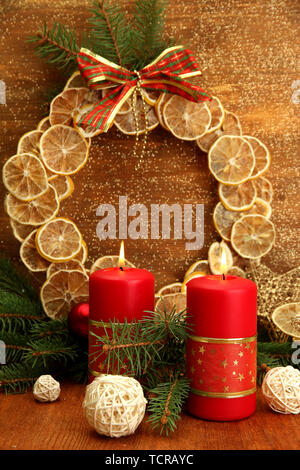 Zwei Kerzen, Weihnachtsschmuck, auf goldenem Hintergrund Stockfoto