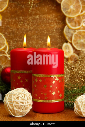 Zwei Kerzen, Weihnachtsschmuck, auf goldenem Hintergrund Stockfoto