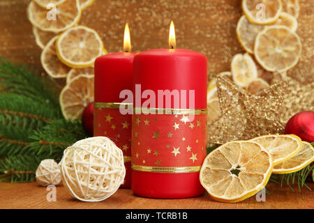 Zwei Kerzen, Weihnachtsschmuck, auf goldenem Hintergrund Stockfoto