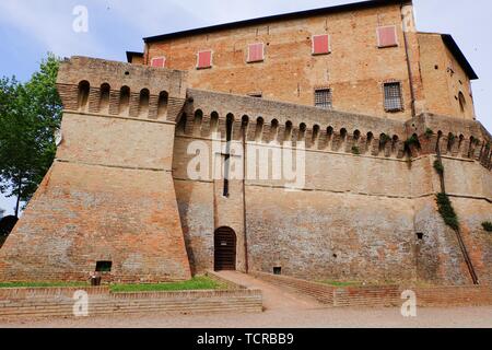 Dozza, Italien, 08. Juni, 2019: Blick auf die malerischen Straßen von der berühmten Stadt nur wenige Kilometer von Bologna entfernt, bekannt für seine Festung und Th Stockfoto