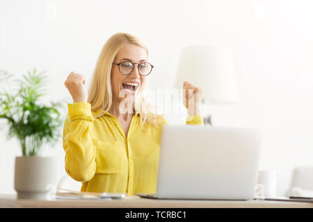 Tolles Ergebnis. Überglücklich reife Frau Erfolge feiern Stockfoto