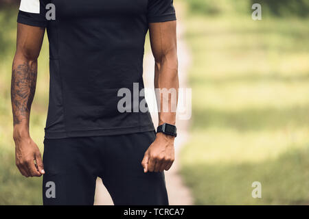 Afro Mann in Leer T-Shirt stand im Freien Stockfoto
