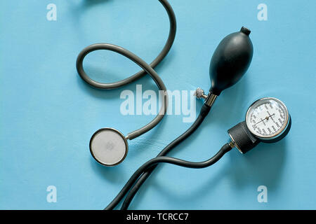 Phonendoscope Stethoskop und Blutdruckmessgerät auf blauem Hintergrund mit Kopie Platz für Text. Medizin consept. Nahaufnahme. Stockfoto