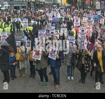 Mehrere tausend Menschen für die Zeit der Wahrheit März in Belfast City, wo die Opfer des nordirischen Unruhen Aufruf für politisches Handeln über Altlasten gesammelt. Stockfoto