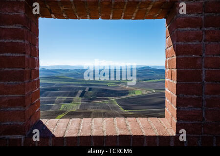 Landwirtschaftliche Landschaft der Murgia Plateau gesehen aus dem Fenster. Poggiorsini Dorf. Region Apulien, Italien Stockfoto