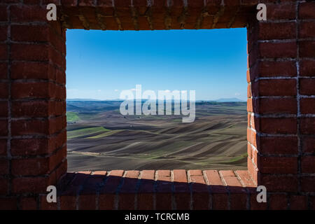 Landwirtschaftliche Landschaft der Murgia Plateau gesehen aus dem Fenster. Poggiorsini Dorf. Region Apulien, Italien Stockfoto