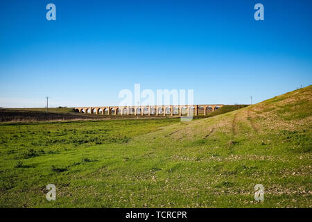 Historische Eisenbahn Steinbogen Brücke in der Nähe von spinazzola. Murgia, Region Apulien, Italien Stockfoto