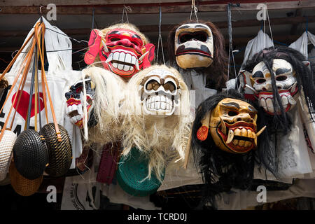BALI, Indonesien - Januar 26, 2019: Blick auf traditionelle Masken an der Kunst makert in Ubud auf Bali, Indonesien. Es gibt viele Märkte in Bali, von denen ca Stockfoto