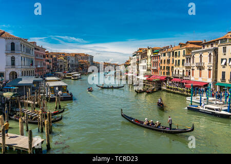 Venedig, Italien, 26. MAI 2019: Nicht identifizierte Personen an der traditionellen Gondeln auf dem Canal Grande in Venedig, Italien. Am 17. und 18. Jahrhundert war es estim Stockfoto