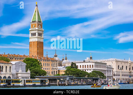 Venedig, Italien, 26. MAI 2019: Blick auf Venedig, Italien. Es wird geschätzt, dass 25 Millionen Touristen Venedig jedes Jahr besuchen. Stockfoto