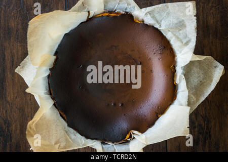 San Sebastian Käsekuchen in Cake Pan Schimmel/cremig Ebene. Traditionelle Spanien Stil. Stockfoto