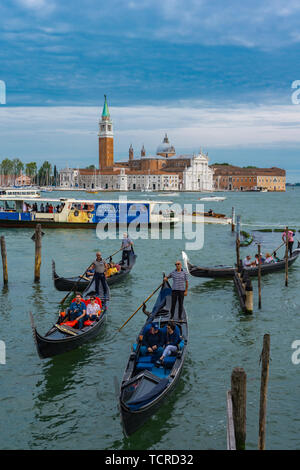 Venedig, Italien, 26. MAI 2019: Nicht identifizierte Personen an der traditionellen Gondeln im Kanal in Venedig, Italien. Am 17. und 18. Jahrhundert Es wurde geschätzt, Stockfoto