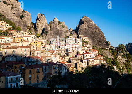 Alte Dorf Castelmezzano bei Sonnenuntergang. Dolomiten der Basilikata lukanischen Berge genannt. Region Basilicata, Italien Stockfoto