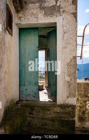 Tür. Ein Blick auf die geisterstadt Alianello. Der Provinz Matera, Italien Stockfoto