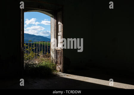 Geöffneten Fenster. Ein Blick auf die geisterstadt Alianello. Der Provinz Matera, Italien Stockfoto