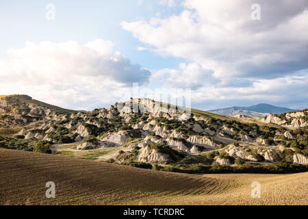 Badlands calanchi genannt. Landschaft der Region Basilikata auf den Sonnenuntergang. Der Provinz Matera, Italien Stockfoto