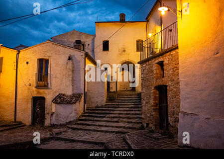 Altstadt von Aliano bei Nacht. Der Provinz Matera, Italien Stockfoto