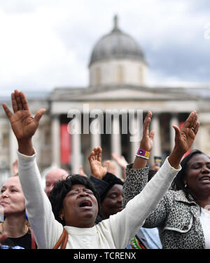 Die Kongregation in den Dein Königreich Pfingstsonntag Veranstaltung in Trafalgar Square in London. Stockfoto