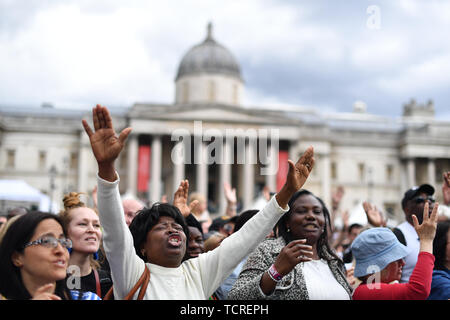 Die Kongregation in den Dein Königreich Pfingstsonntag Veranstaltung in Trafalgar Square in London. Stockfoto