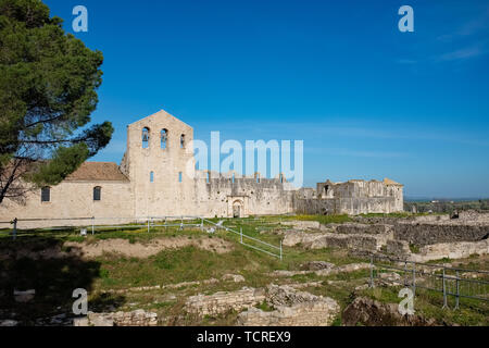 Abtei der Heiligen Dreifaltigkeit in Venosa. Blick auf die unvollendete Kirche namens Incompiuta. Region Basilicata, Italien Stockfoto
