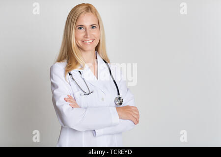 Happy Middle-Aged medizinischer Arbeiter in Uniform mit Stethoskop Stockfoto