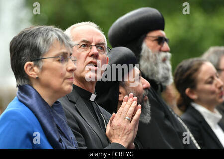 Erzbischof von Canterbury Justin Welby und anderen religiösen Führer bieten Gebete an Tausende von Christen während der Dein Königreich Pfingstsonntag Veranstaltung in Trafalgar Square in London. Stockfoto