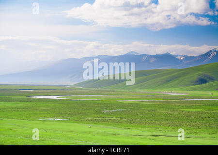 Im Frühsommer, der ruhig fließende Kaidu Fluss auf der Bayinbrook prairie Stockfoto