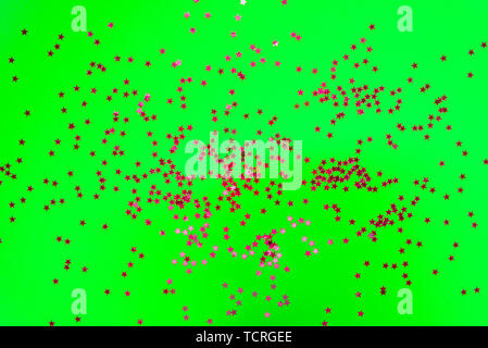 Leuchtend rosa Sterne auf UFO Grün neon Hintergrund. Trendy Farben 2019. Stockfoto