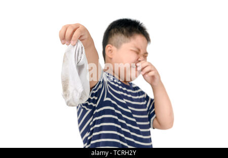 Fat Boy Holding schmutzig stinkenden Socken auf weißem Hintergrund, unangenehmen Geruch Konzept Stockfoto