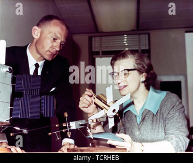 Nancy Grace Roman (1925-2018), die NASA zunächst chief Astronom und gilt als die "Mutter von Hubble" bekannt. Sie ist hier gesehen, in dem die Erweiterte Orbiting solar Observatory zu Astronaut Buzz Aldrin Stockfoto