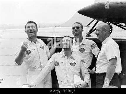Vor 50 Jahren am Okt. 22, 1968, Apollo 7, der erste bemannte Apollo Mission, spritzte in den Atlantischen Ozean, südöstlich von Bermuda. Alle Ziele wurden erreicht, und mit einer Dauer von fast 11 Tage, der Flug war die Fähigkeit der Sonde und der Crew eine 8-tägige Mondlandung Mission zu erfüllen. Apollo 7 Crew in der Tür des Hubschraubers. Zu Recht, sind Kommandant Walter Schirra, command Modul pilot Donn Eisele, und Lunar Module Pilot Walter Cunn Links. Auf der rechten Seite ist Dr. Donald E. Stullken, NASA Recovery Team Leader Stockfoto