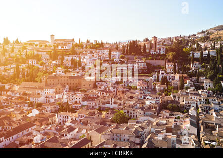 Dächer der historischen Gebäude im berühmten Viertel Albaicin im spanischen Granada. Bekannt für seine mittelalterliche maurische Architektur bekannt. Beliebte Touristenattraktion. Reiseland. Abendlicht. Stockfoto