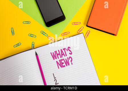 Handschrift text Was S neue Frage. Konzeptionelle foto Fragen nach den neuesten Updates Trends geschieht Nachrichten leeres Blatt Papier Bleistift clips Smartphone zwei Stockfoto