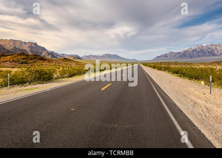 Straße entlang der Landschaft der Wüste von Kalifornien, USA Stockfoto