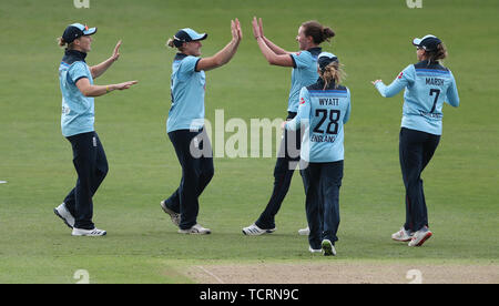 England's Katherine Hauptlast gratuliert Kate Cross nach dem Fang Westinseln Stafanie Taylor während einer Internationaler Tag der Frauen Gleiches an Blackfinch neue Straße, Worcester zu entlassen. Stockfoto