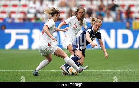 Schottlands Erin Cutbert (rechts) beim Kampf um den Ball gegen England's Keira Walsh (links) und Abbie McManus (rechts) Während die FIFA Frauen-WM, Gruppe D Match im Stade de Nice. Stockfoto