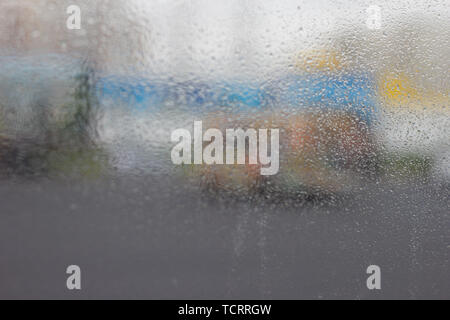 Regentropfen Bushaltestelle Stadt Hintergrund Stockfoto