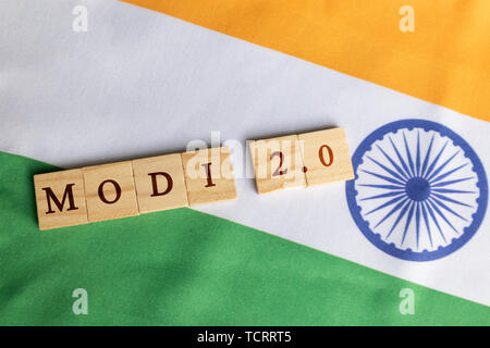 MAski, Indien - Juni, 09 2019: Modi 2.0 Holzblock Buchstaben auf die indische Flagge Stockfoto