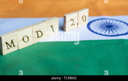 MAski, Indien - Juni, 09 2019: Modi 2.0 Holzblock Buchstaben auf die indische Flagge Stockfoto