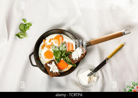 Gusseisen, Edelstahl, Stahl, Eisen, Skillet, Kochen, Olivenöl, antihaftbeschichtet, nonsticksunny Seite, ei Formen, yolkpng, Kochgeschirr Stockfoto