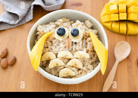 Kinder Frühstück Haferflocken porridge als niedliche Eule geprägt. Food Art, Food Styling Idee Stockfoto