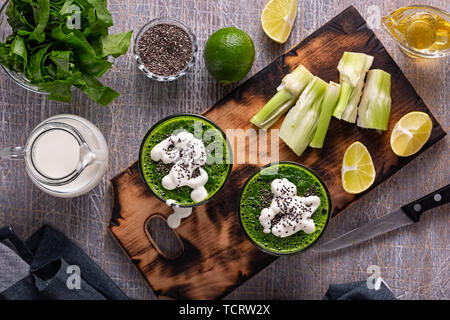 Weight Loss, Detox, einfach, gesund, Frühstück, Spinat, Grünkohl, Avocado, bedruckbar Stockfoto