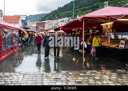 Touristen und Einheimische einkaufen bei Bergen Fisch Markt, einem der bekanntesten Wahrzeichen der Stadt. Bergen, Norwegen, August 2018 Stockfoto