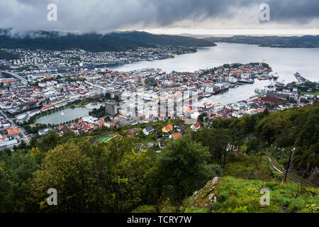 Panorama von Bergen (Norwegen) vom Mount Floyen, spektakuläre Sicht auf die Stadt Stockfoto