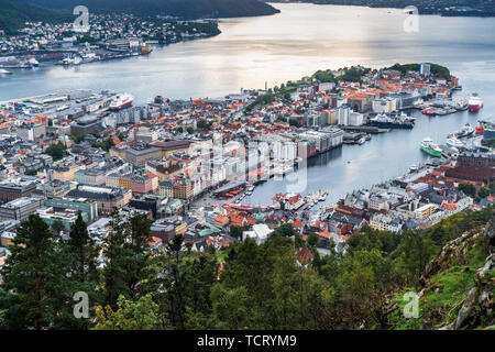 Luftaufnahme von Bergen von Mount Floyen, die beste Sicht auf die Stadt und die beliebte Touristenattraktion, Norwegen Stockfoto