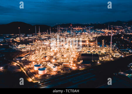 Luftaufnahme von Erdöl Raffinerie in Industrial Estate in der Dämmerung. Kraftstoff- und Stromerzeugung, petrochemischen Fabrik Industrie Konzept Stockfoto