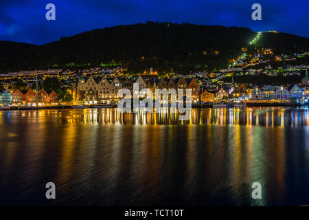 Bergen Hafen bei Nacht beleuchtet mit Mount Floyen im Hintergrund, die beste Sicht auf die Stadt. Bergen, Norwegen, August 2018 Stockfoto